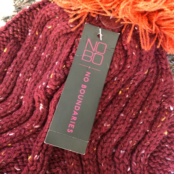 NO BOUNDARIES pom pom beanie - Picture 4 of 5